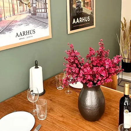 59m2 I Gadeplan Med Parkering Lige Udenfor アパート *