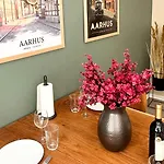 59m2 I Gadeplan Med Parkering Lige Udenfor Apartman *
