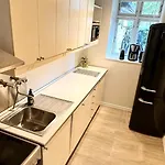 59m2 I Gadeplan Med Parkering Lige Udenfor *