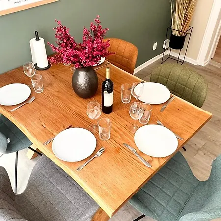 59m2 I Gadeplan Med Parkering Lige Udenfor Apartman *